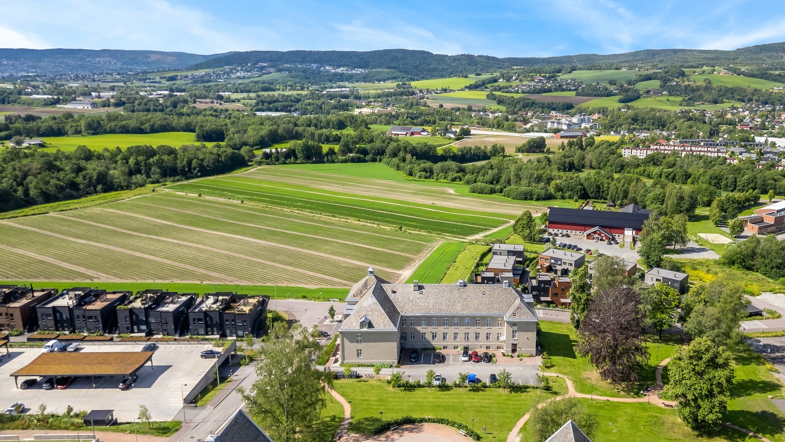 Fra Fossbakken tar det rundt 10 minutter med bil til Drammen, som byr på et bredt utvalg av butikker, restauranter, kulturtilbud, aktiviteter og øvrige byfasiliteter Galleribilde