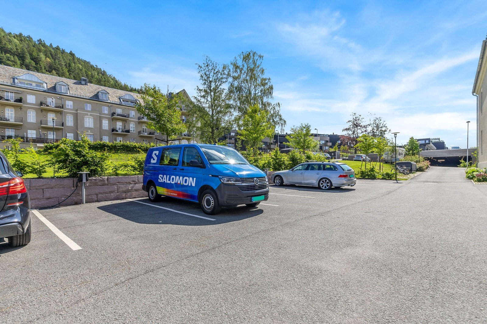 Seksjonen disponerer en parkeringsplass på sameiets tomt Galleribilde