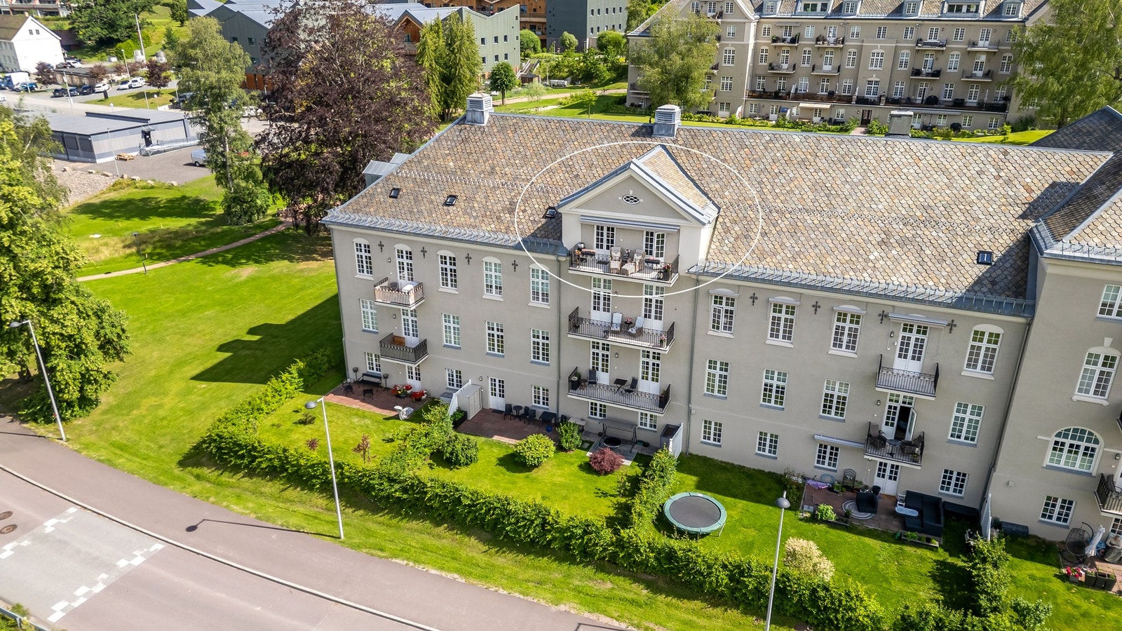 Leiligheten ligger fint til i byggets øverste etasje Galleribilde