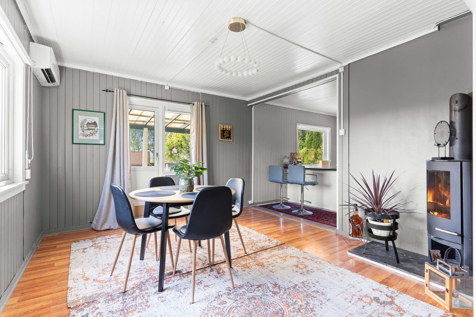 Fra spisestuen er det direkte utgang til et flott uteområde med terrasse og grønt plenareal. Galleribilde