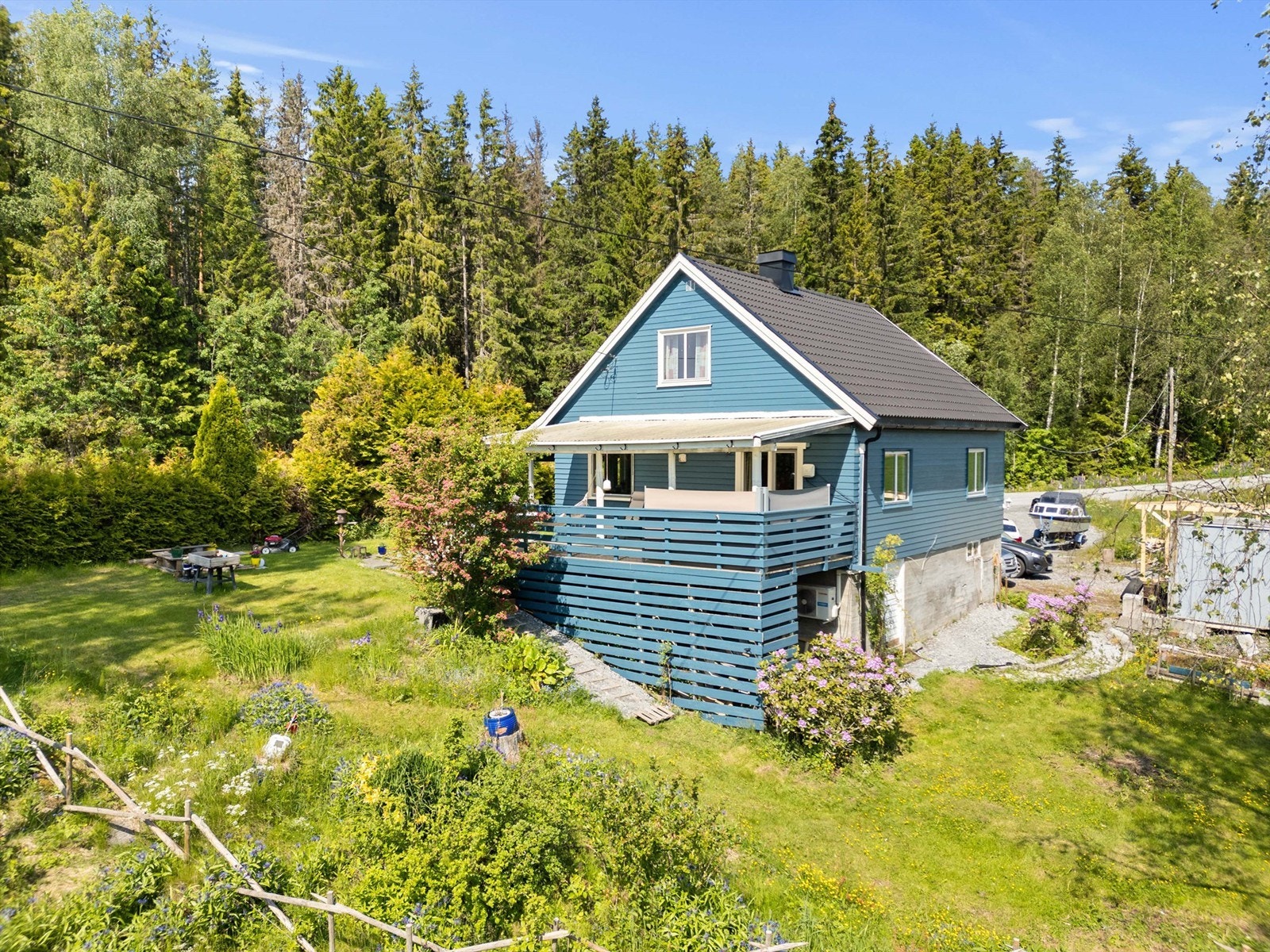 Boligen ligger landlig til i det grønne Skogbygda-området i Nes kommune, omkranset av et variert landskap med skog og åpne jordbruksarealer. Galleribilde