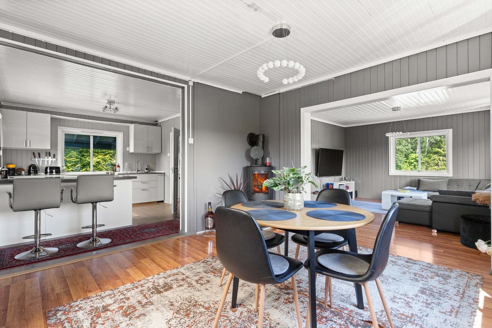 I tilknytning til spisestuen skaper peisovnen både varme og hygge. Galleribilde