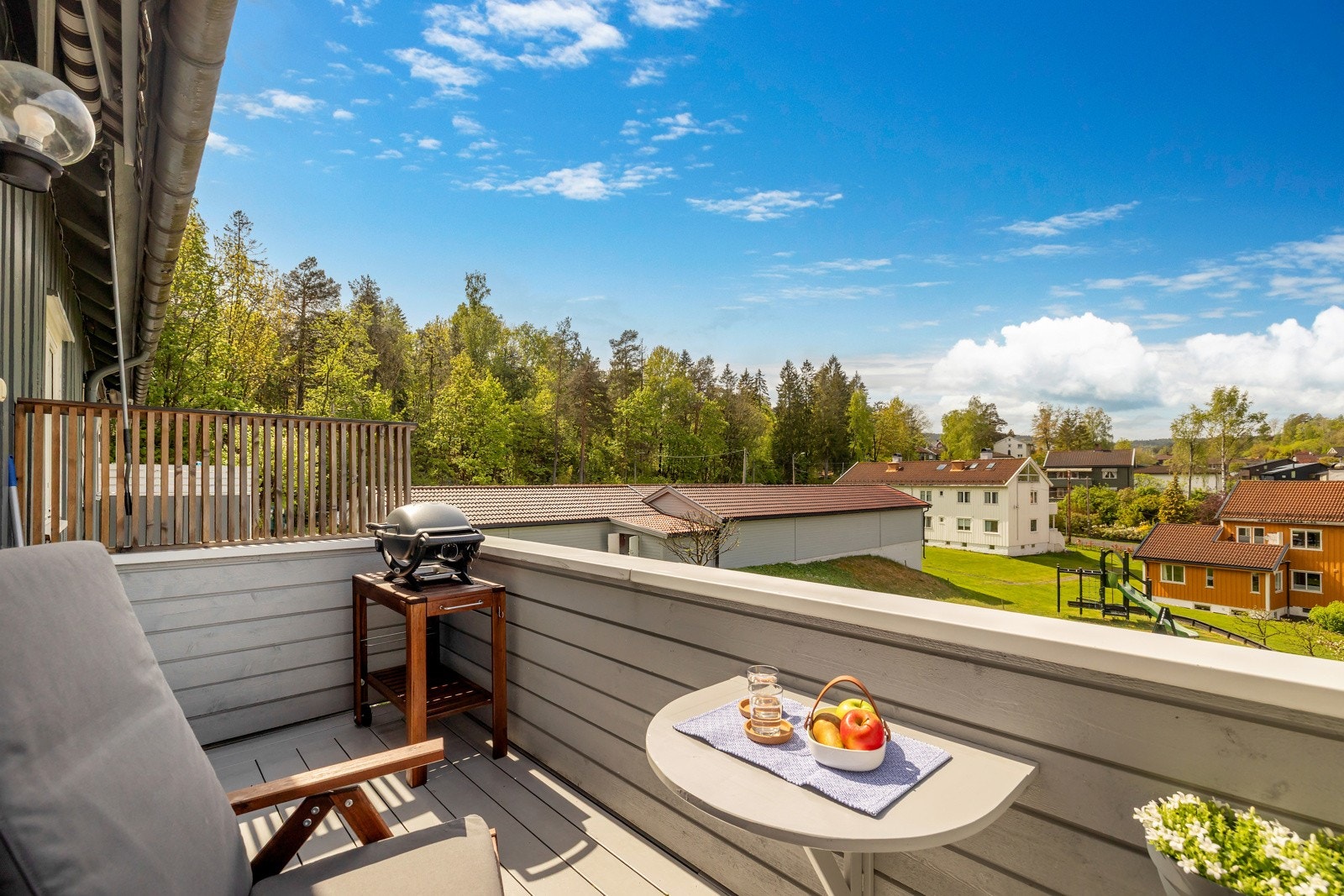 På balkongen er det god plass til sittegruppe og grill Galleribilde