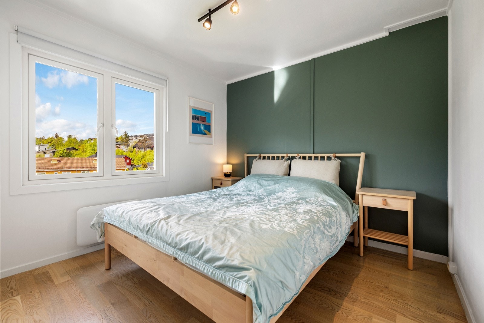Hovedsoverommet fremstår lyst og behagelig med vinduer som gir utsyn mot rolige og grønne omgivelser. Rommet har god plass til dobbeltseng med tilhørende nattbord. Galleribilde