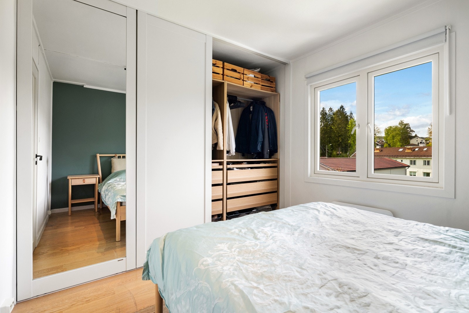 Soverommet er innredet med en stor skyvedørsgarderobe med speildører og rikelig med oppbevaringsplass. Galleribilde