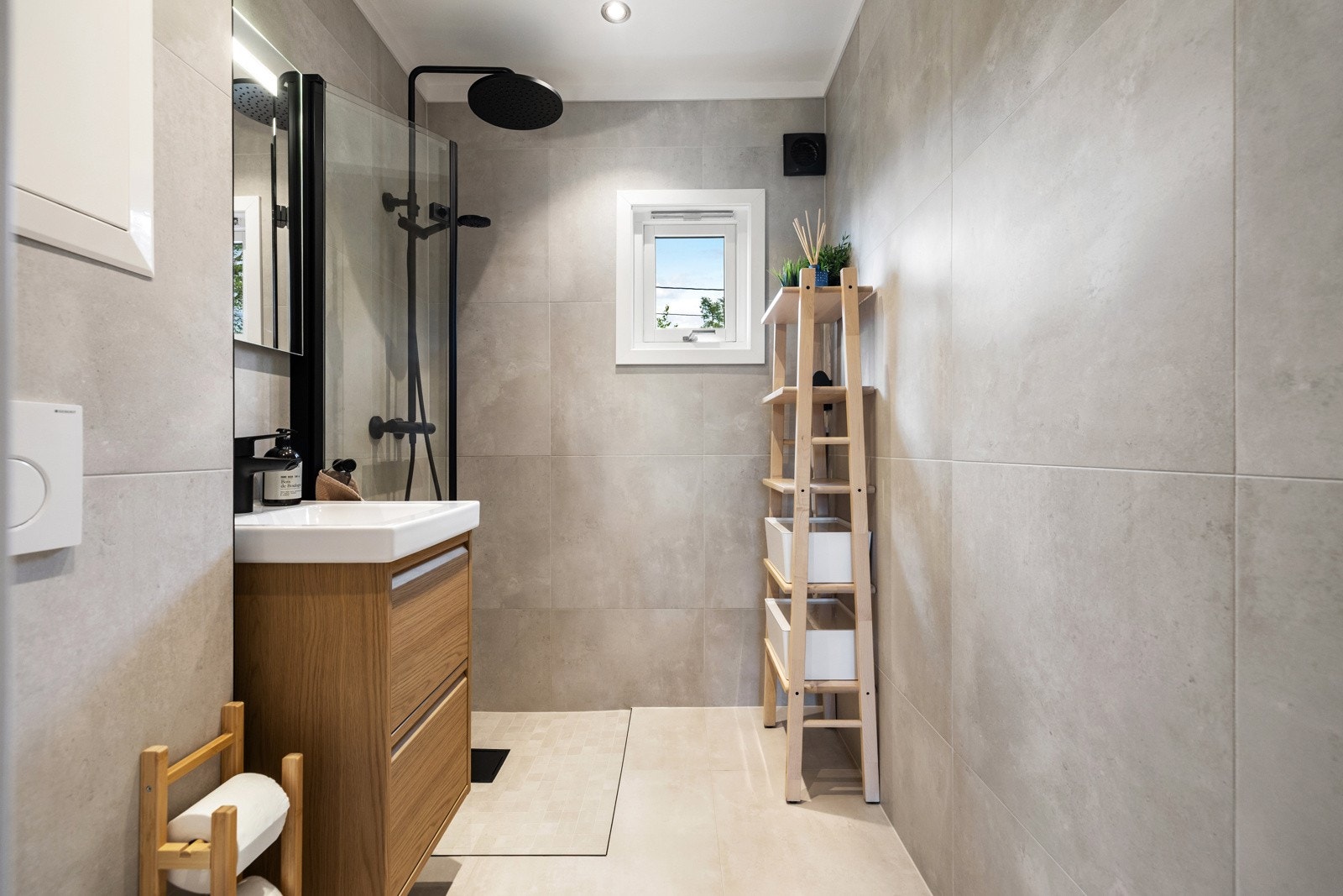 Badet er fra 2025 og fremstår moderne med flislagte overflater i lyse og tidløse fargetoner. Galleribilde