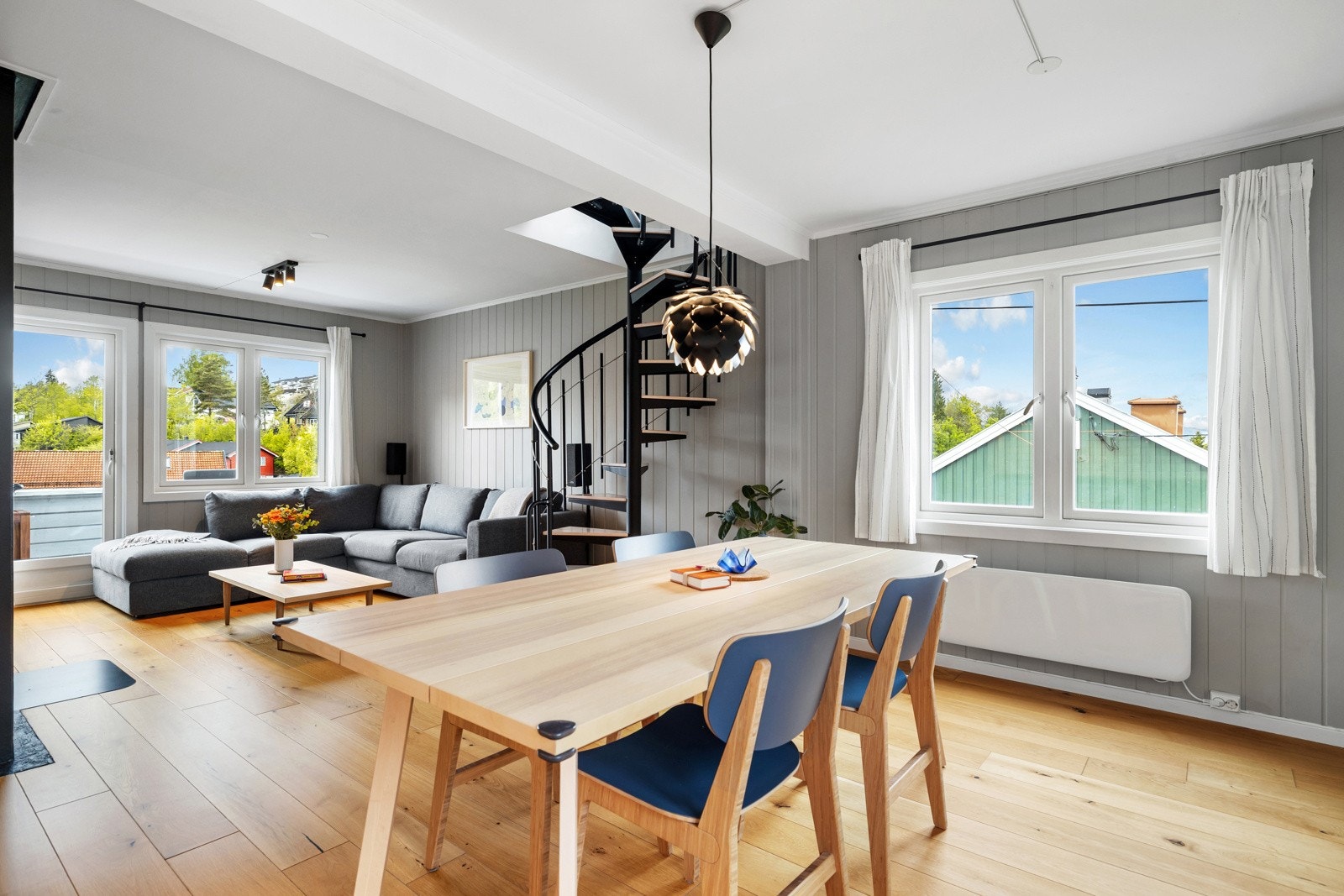 Det er god plass til spisebord ved vinduet, og den åpne løsningen mot stuen bidrar til et sosialt og luftig oppholdsrom. Galleribilde