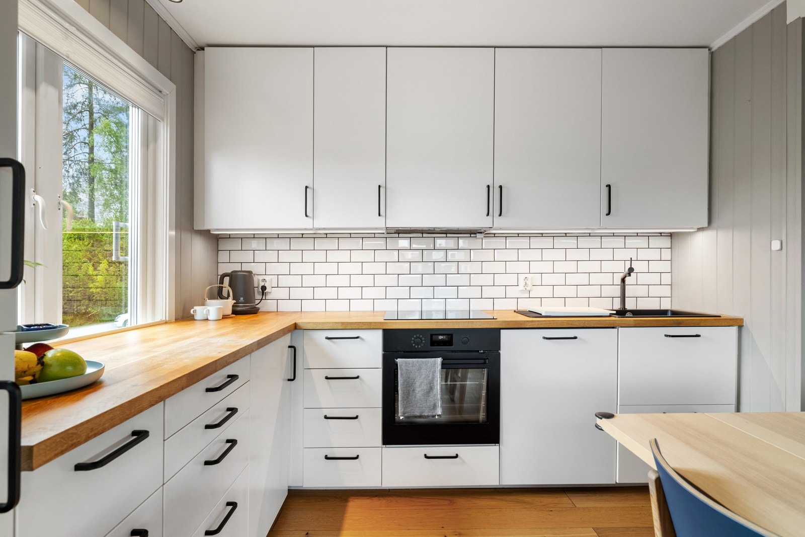 Kjøkkenet har gode arbeidsflater og rikelig med skap- og oppbevaringsplass. Galleribilde