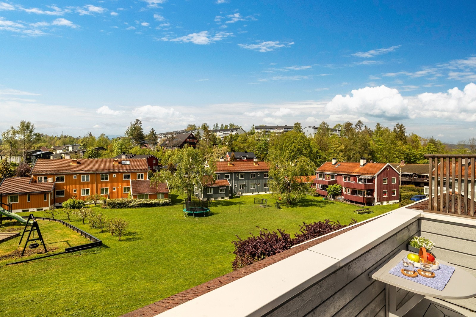 Her er det hyggelig utsikt til en stor og pent opparbeidet felleshage med lekeplass. Galleribilde