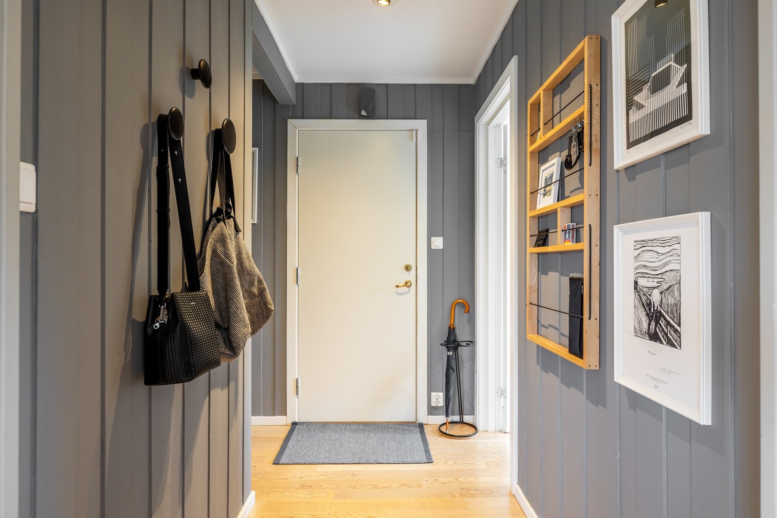 Entréen har plass til oppheng av yttertøy og sko. Galleribilde