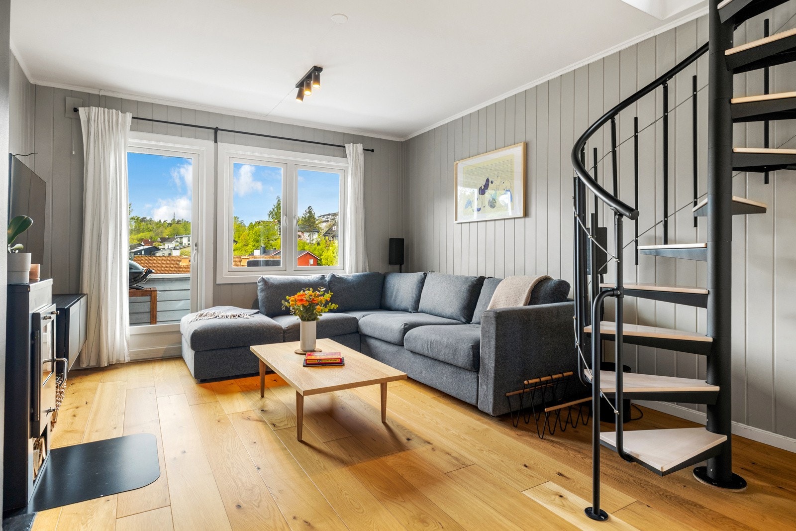 Stuen fremstår lys og innbydende med god plass til sofagruppe og tilhørende møblement. Galleribilde
