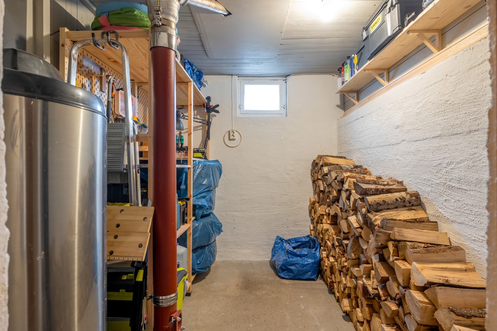 6 kvm bod i kjeller. Her er det montert 250 liters varmtvannstank fra 2015. Galleribilde