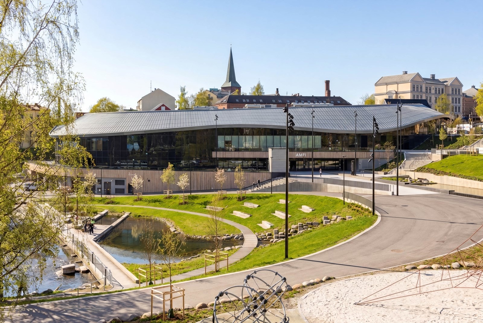 Jordal Amfi med moderne idrettsanlegg ligger like i nærheten Galleribilde