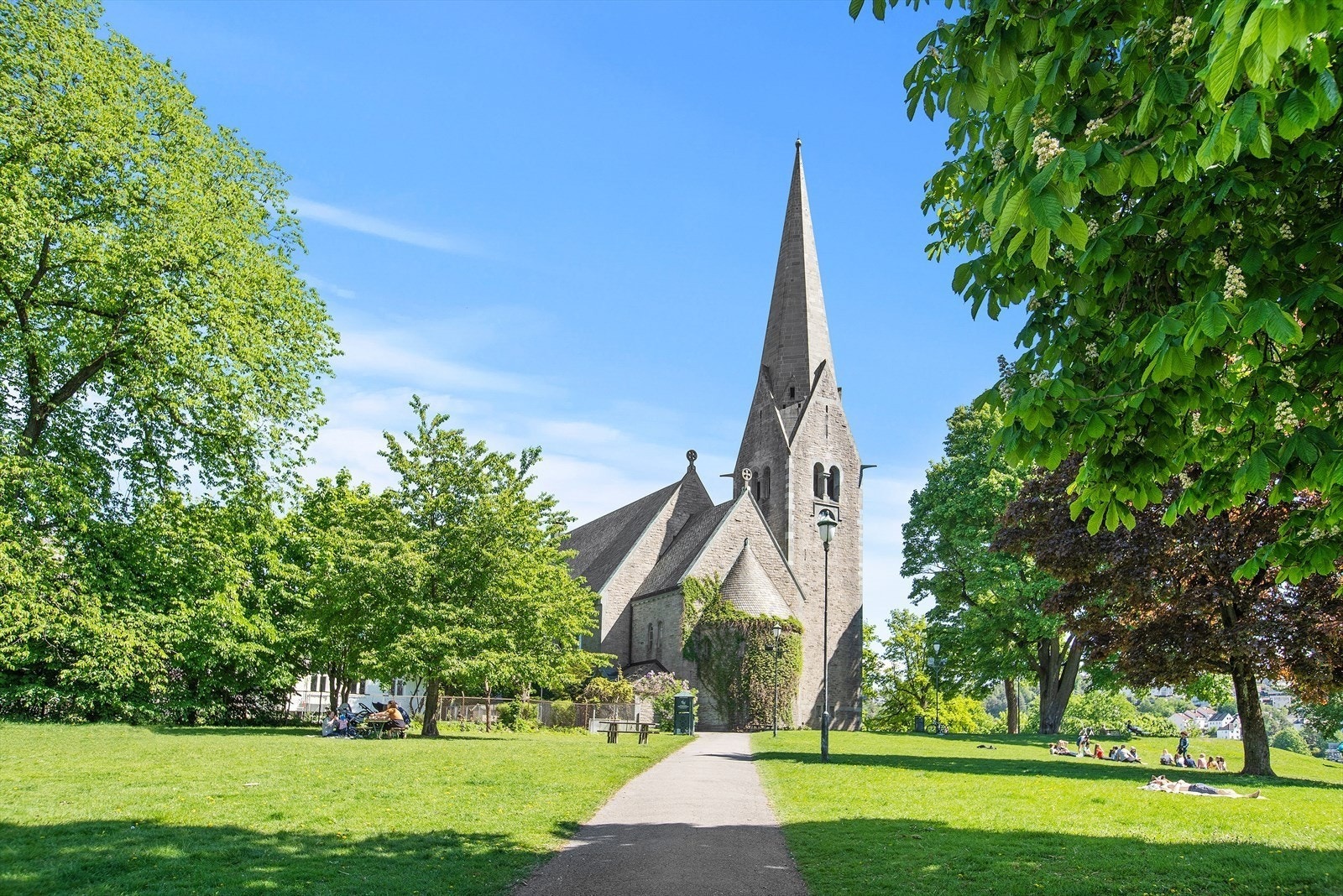 Vålerenga park og kirke er kun få minutter gange fra leiligheten Galleribilde