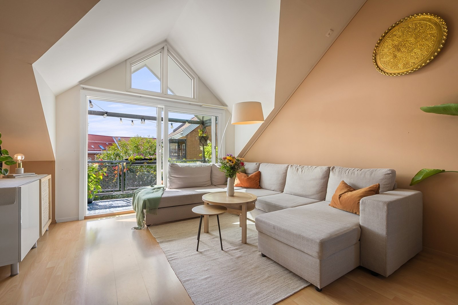 Store vi vindusflater som slipper inn godt med naturlig lys Galleribilde