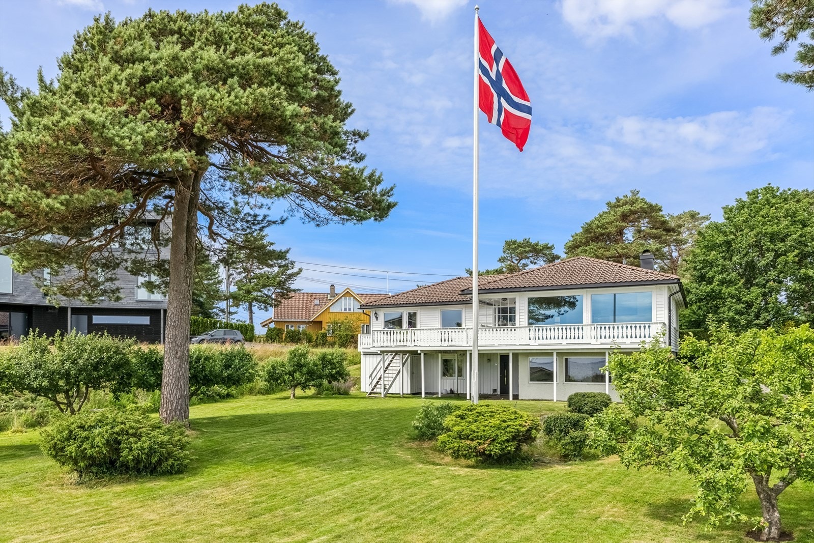 Enebolig fra 1977 med hybel i underetasjen. Boligen har gjennomgått en rekke oppgraderinger siden 2016. Galleribilde