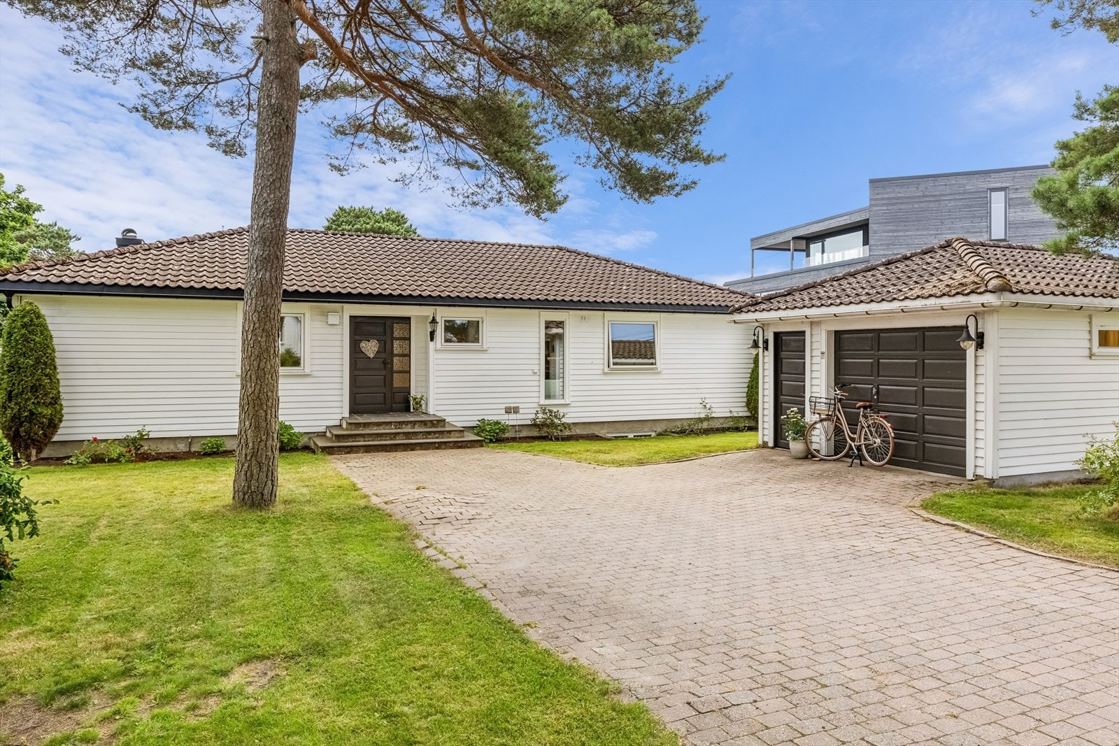 Eiendommen har en frittstående garasje på 32 kvm og gode parkeringsmuligheter. Galleribilde