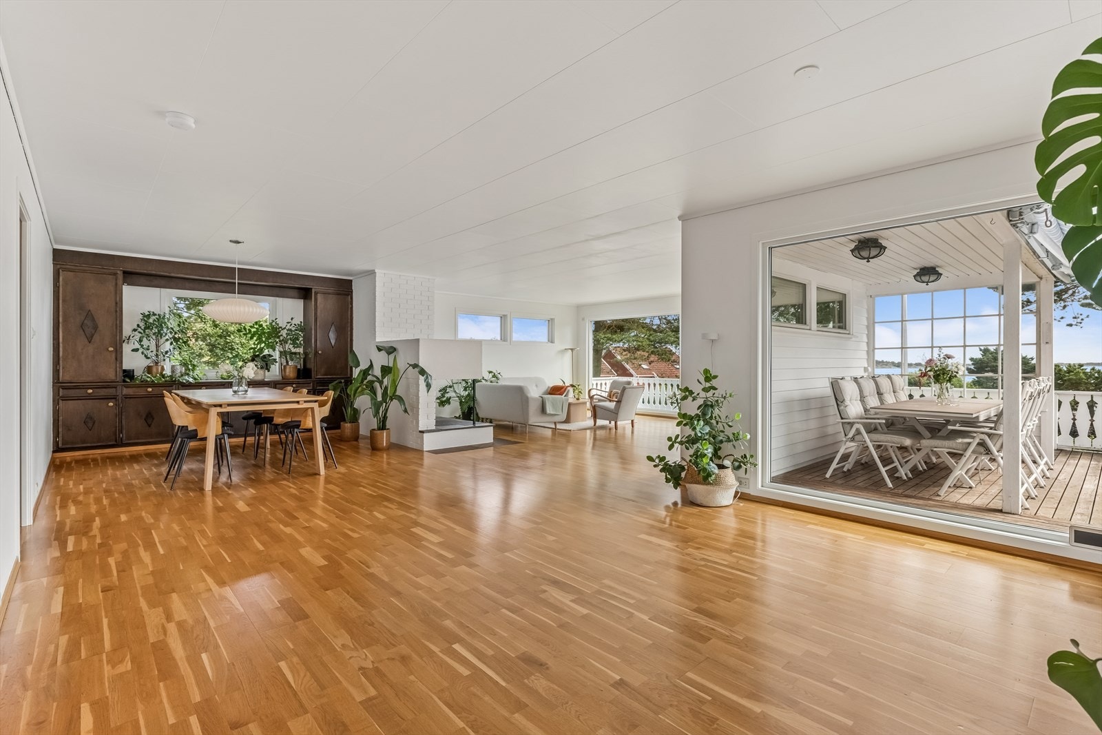 Stuen har god plass til både sofagruppe og spisebord, med parkett på gulvet. Galleribilde
