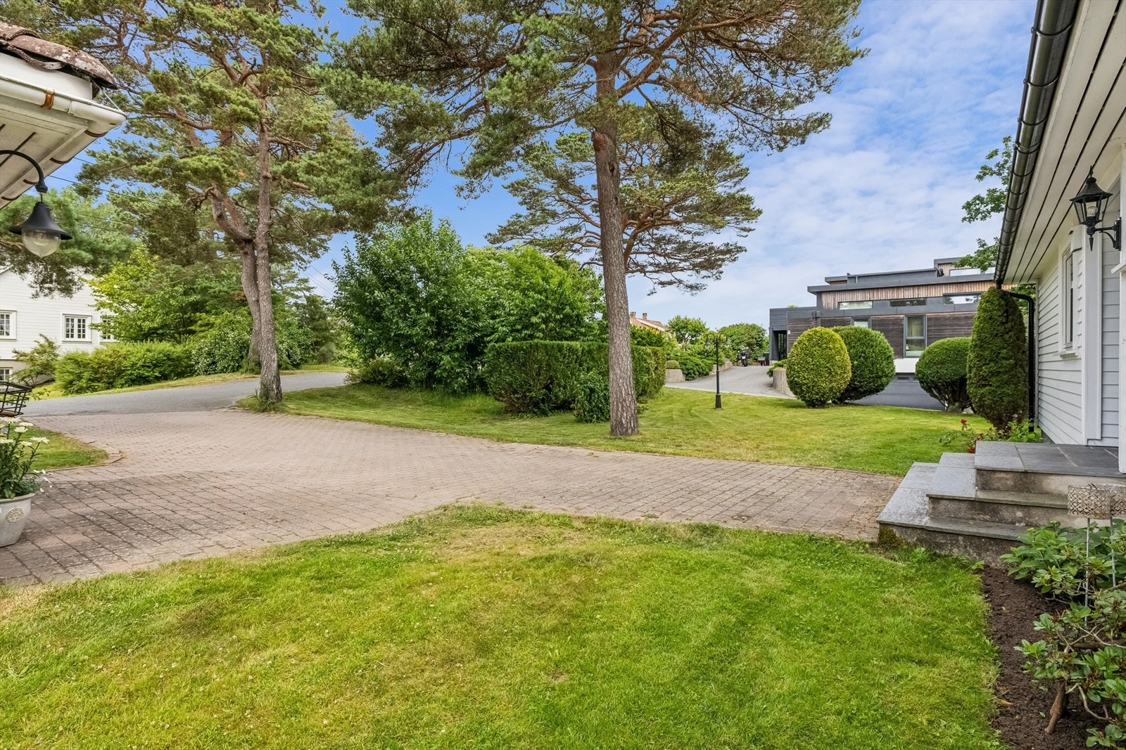 Steinbelagt gårdsplass og adkomst til boligen. Galleribilde