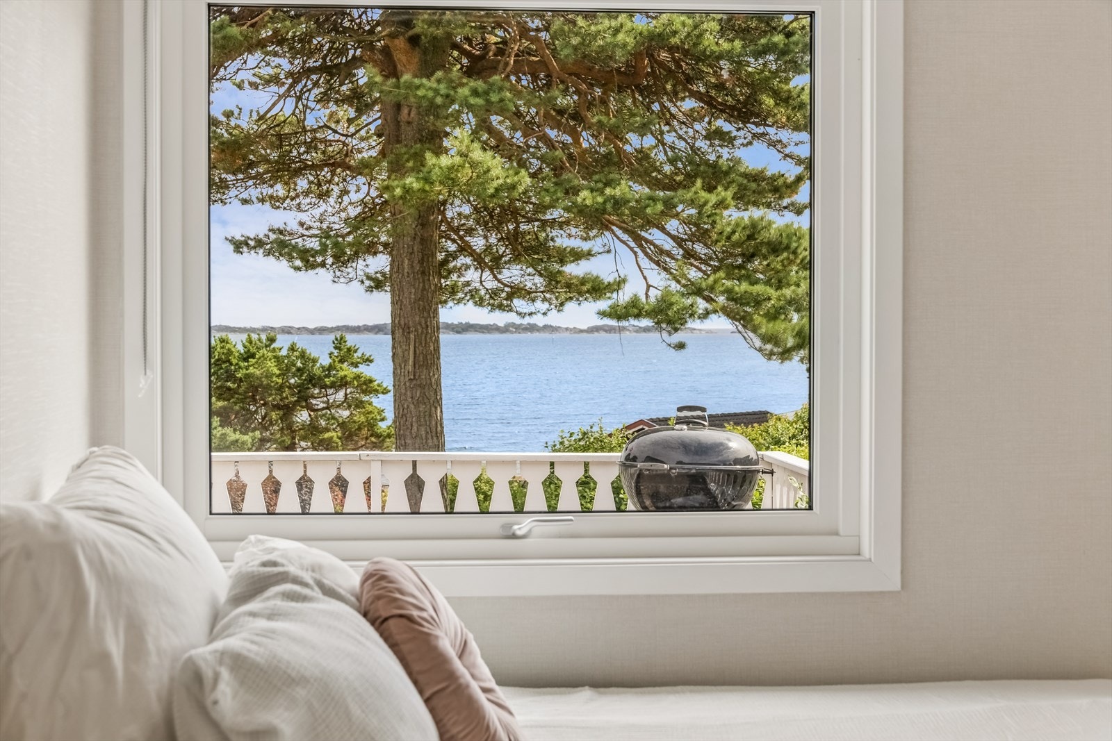 Vinduet på soverommet rammer inn den maritime utsikten. Galleribilde