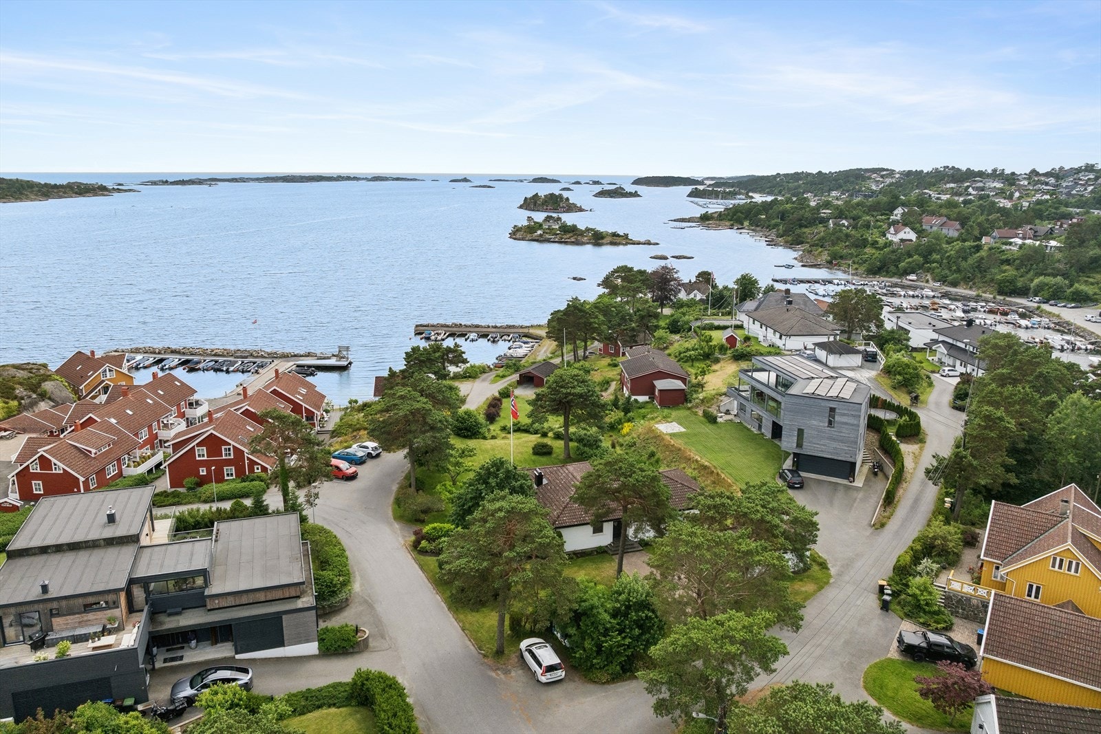 Soloddveien 40 ligger i Grømbukta, et etablert og attraktivt boligområde ved sjøen. Galleribilde