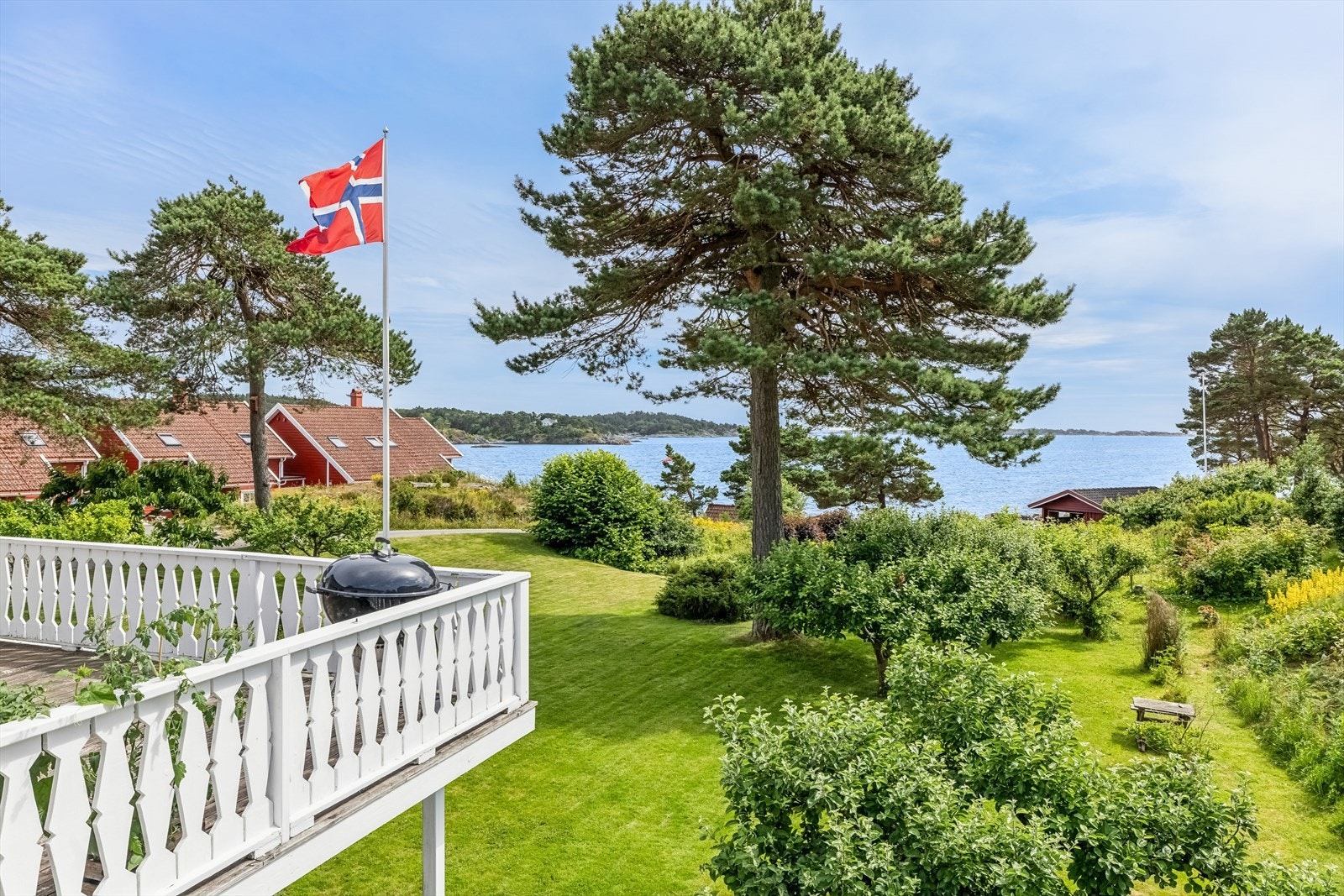 Utsikt over den store hagen og skjærgården fra terrassen. Galleribilde