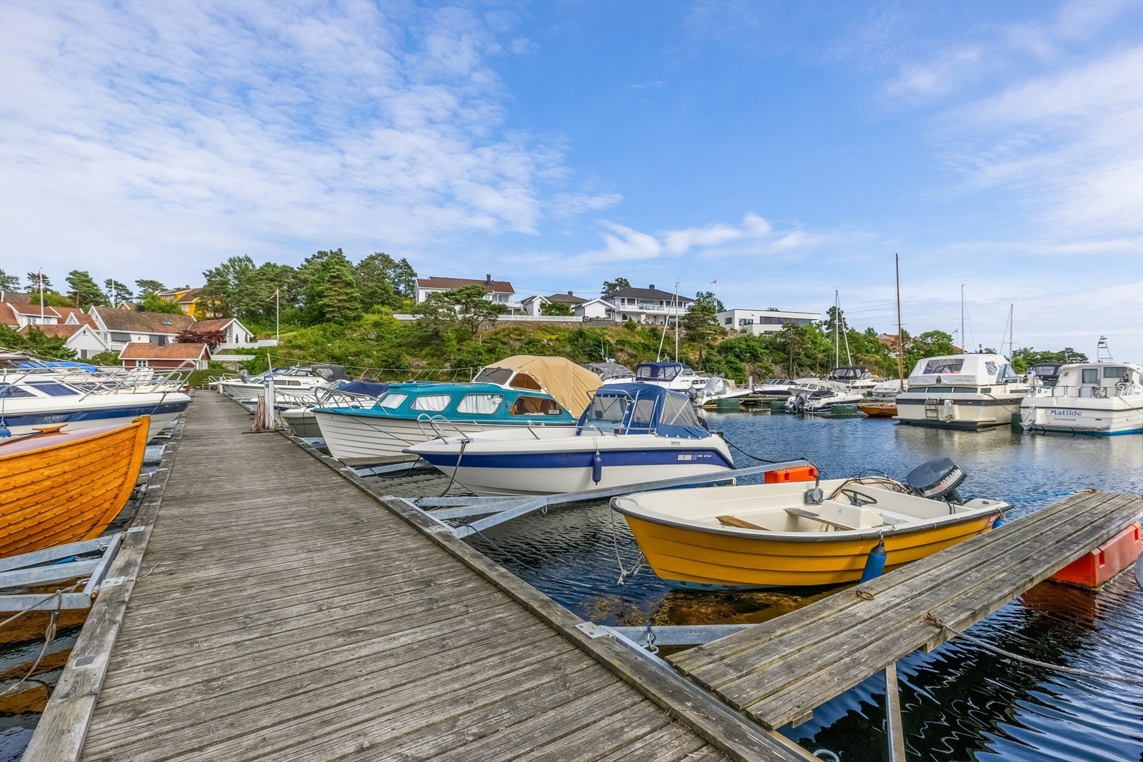 Tinglyst båtplass ved flytebrygge i Grømbukt småbåthavn, medfølger salget. Galleribilde