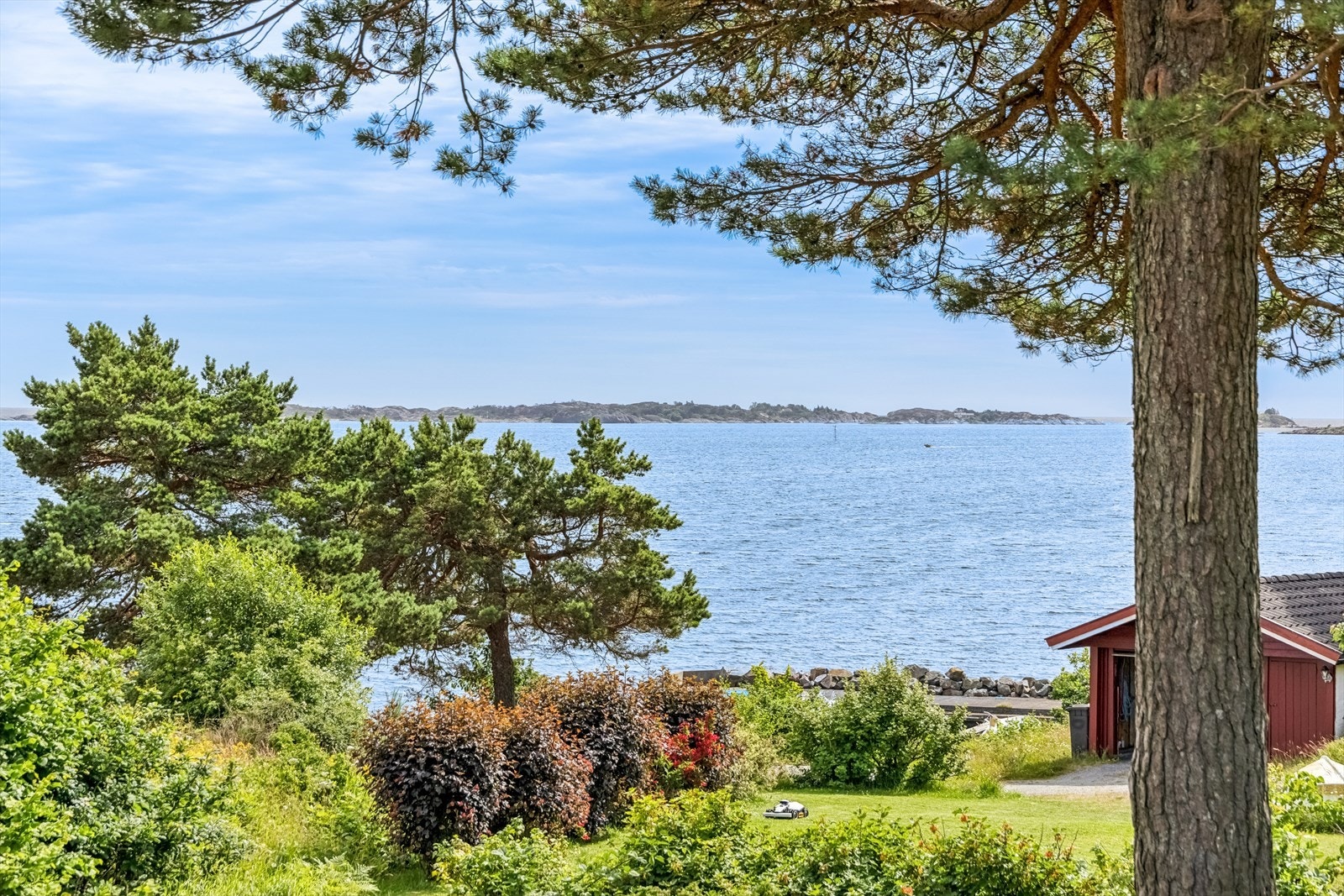 Nydelig utsikt mot sjøen og skjærgården. Galleribilde