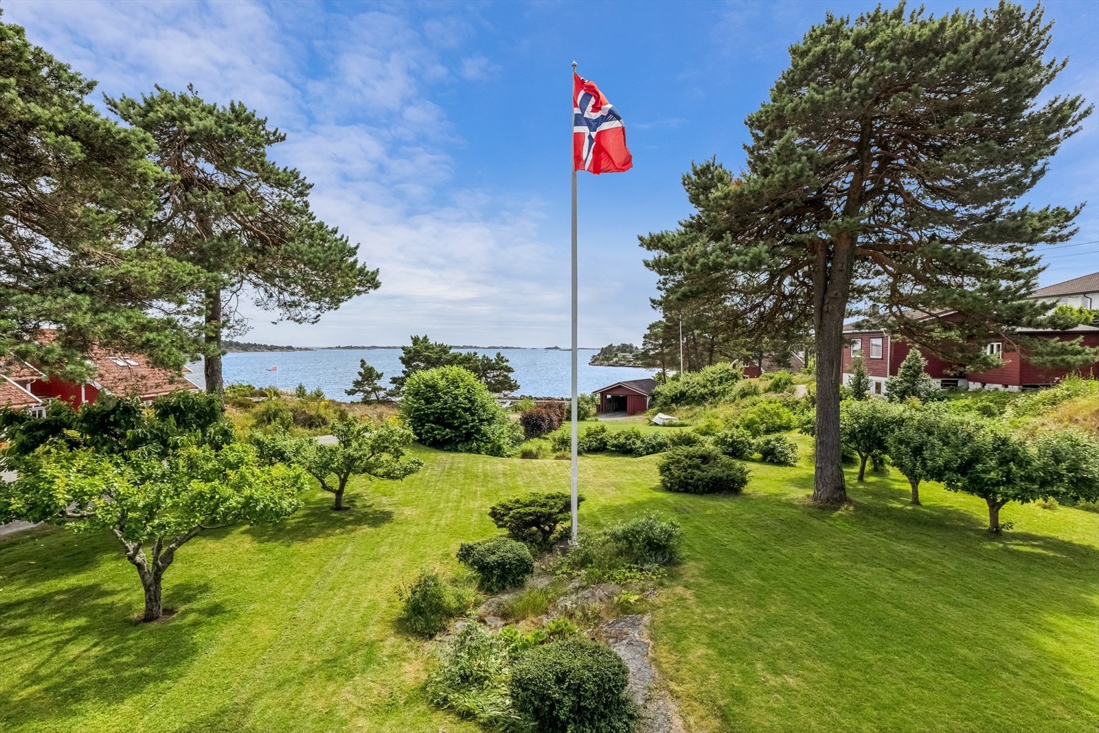 Eiendommen ligger fritt til med en stor, privat hage. Galleribilde