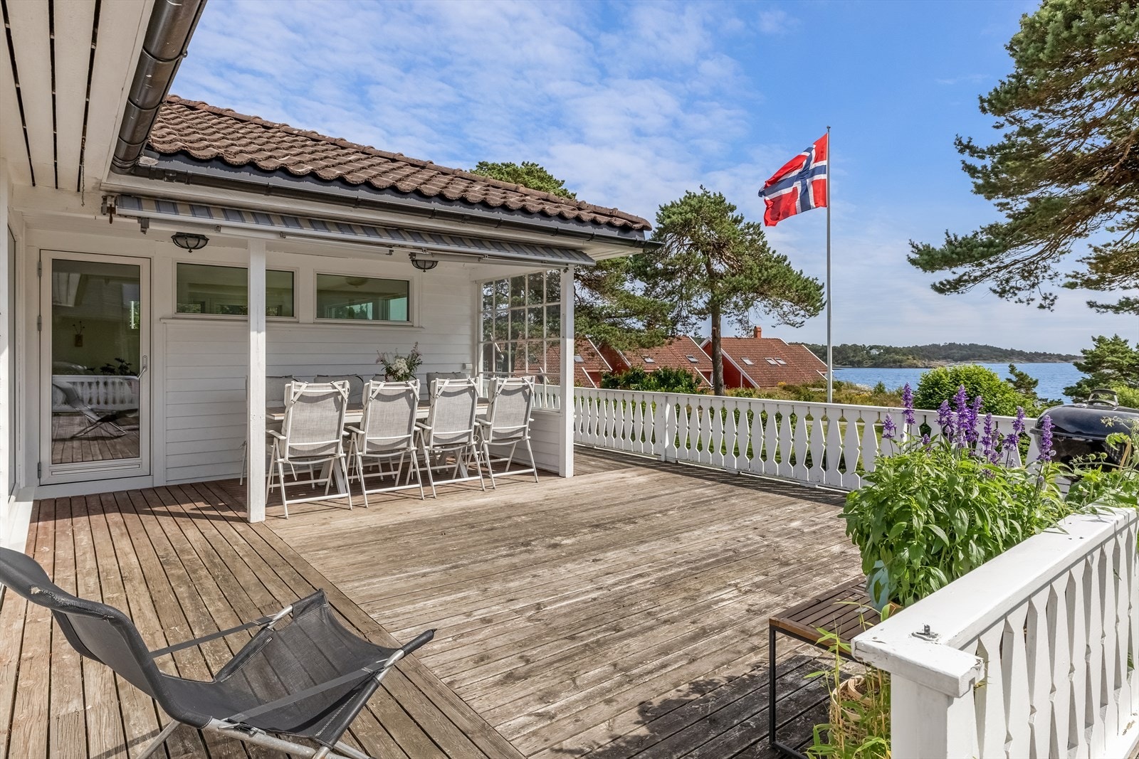 Fra stuen er det direkte utgang til en sydvendt veranda på totalt 52 m². Galleribilde