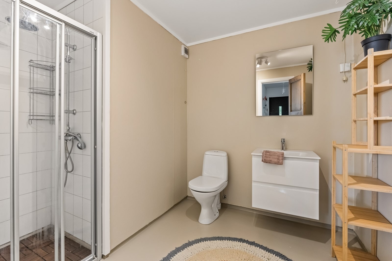 Badet i hybelen er utstyrt med dusjnisje, toalett og servantskap. Galleribilde