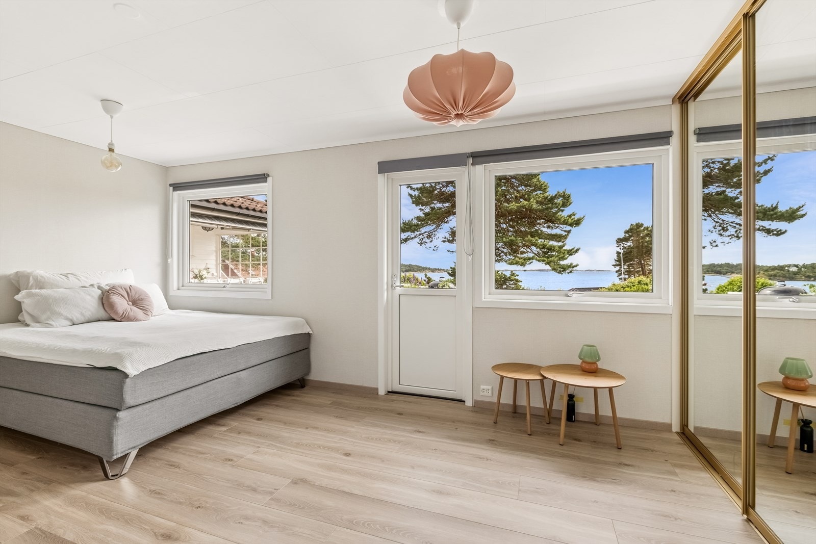 Fra hovedsoverommet kan du våkne til en flott utsikt over sjøen. Stor skyvedørsgarderobe. Direkte utgang til verandaen. Galleribilde