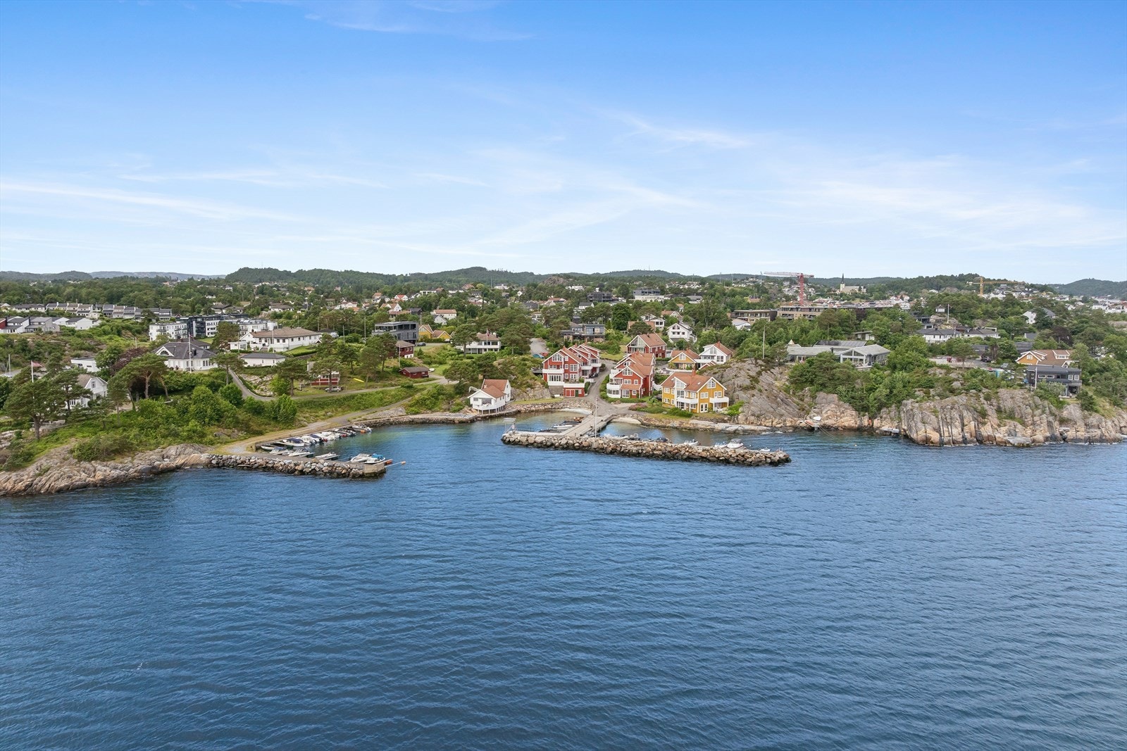 Fra eiendommen er det kort vei inn til Grimstad sentrum med alle servicetilbud. Galleribilde