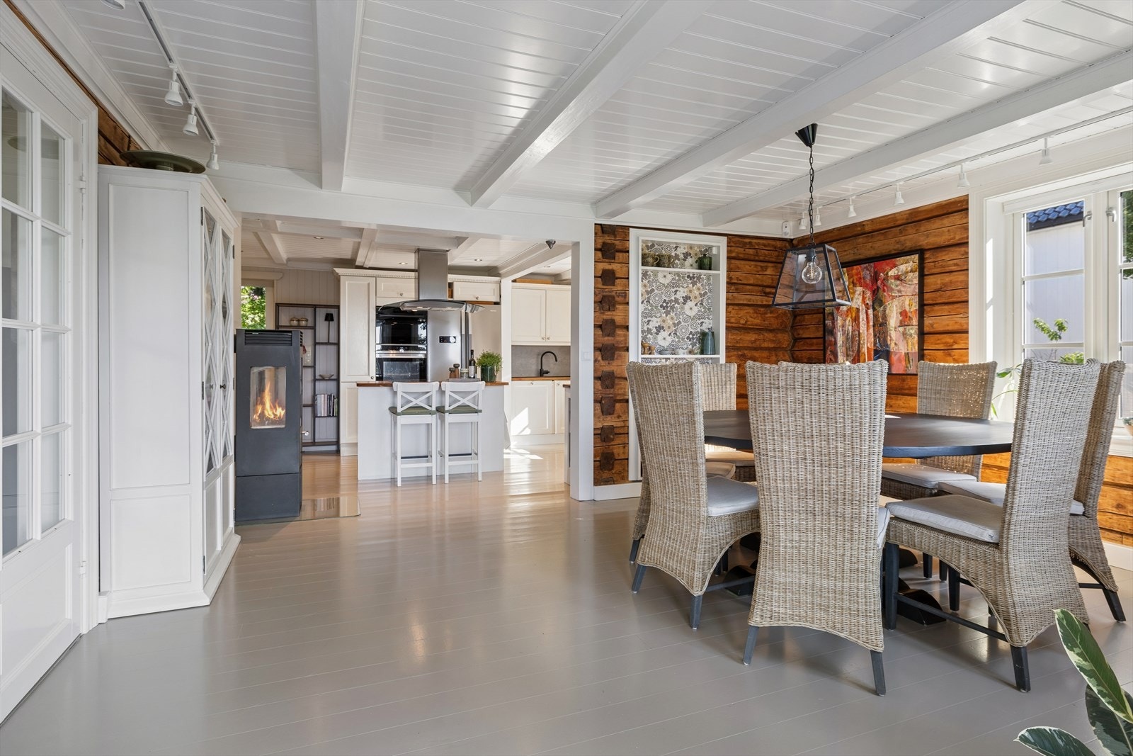 Spisestuen har god plass til langbord og er et naturlig samlingspunkt i huset. Galleribilde