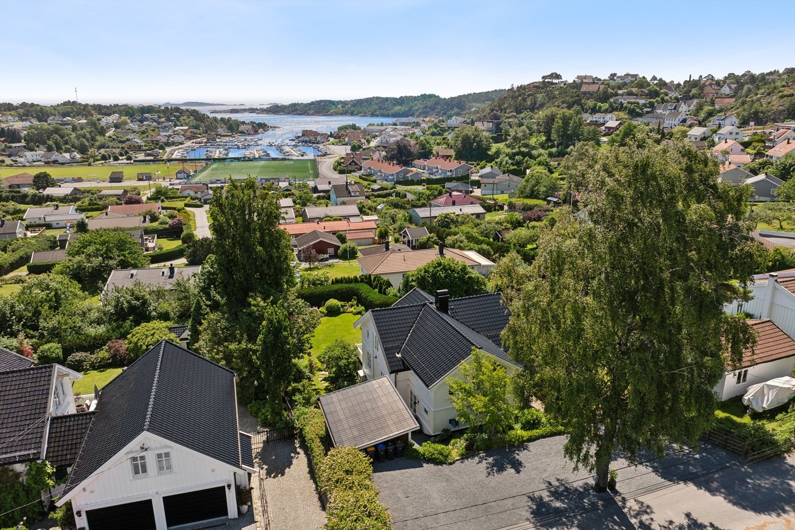 Eiendommen ligger i et etablert og barnevennlig boligområde på Fevik. Galleribilde