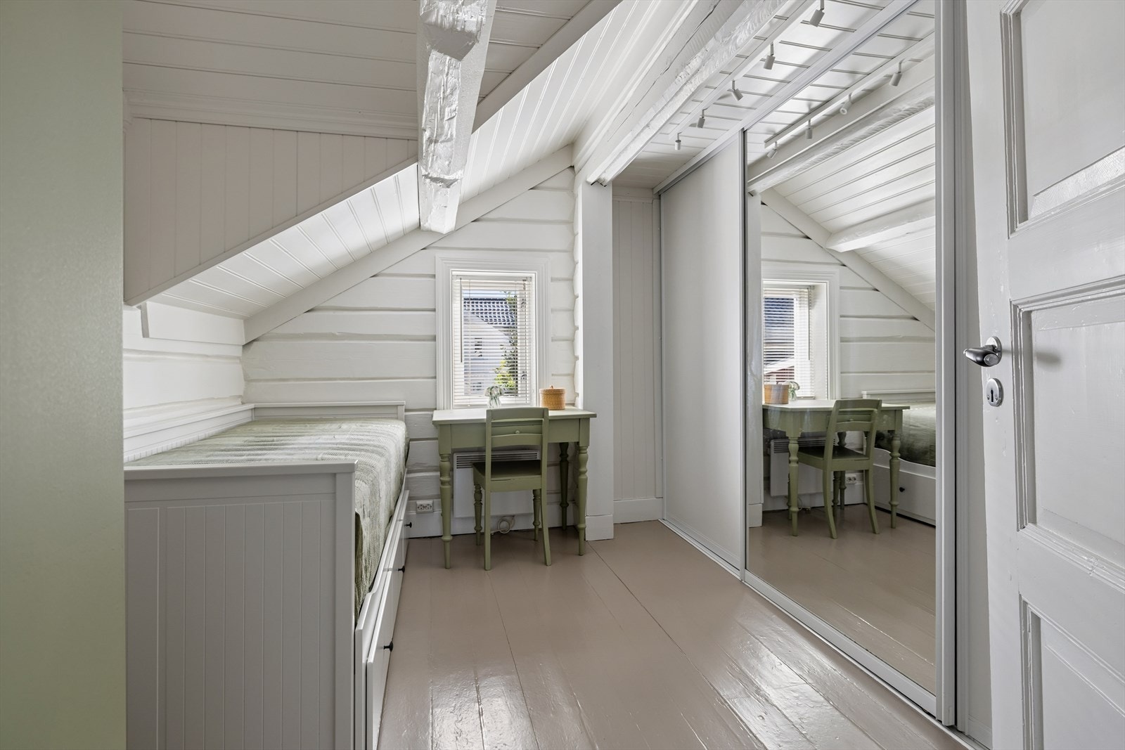 Praktisk soverom med skyvedørsgarderobe for effektiv oppbevaring. Galleribilde