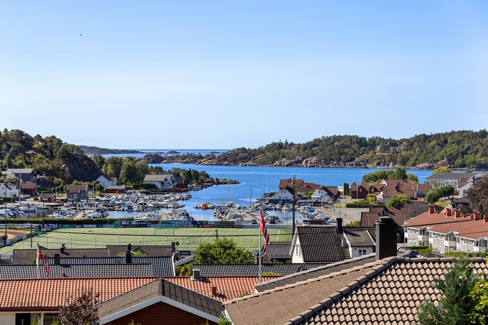 Fra eiendommen er det flott utsikt over Fevik, småbåthavnen og sjøen. Galleribilde