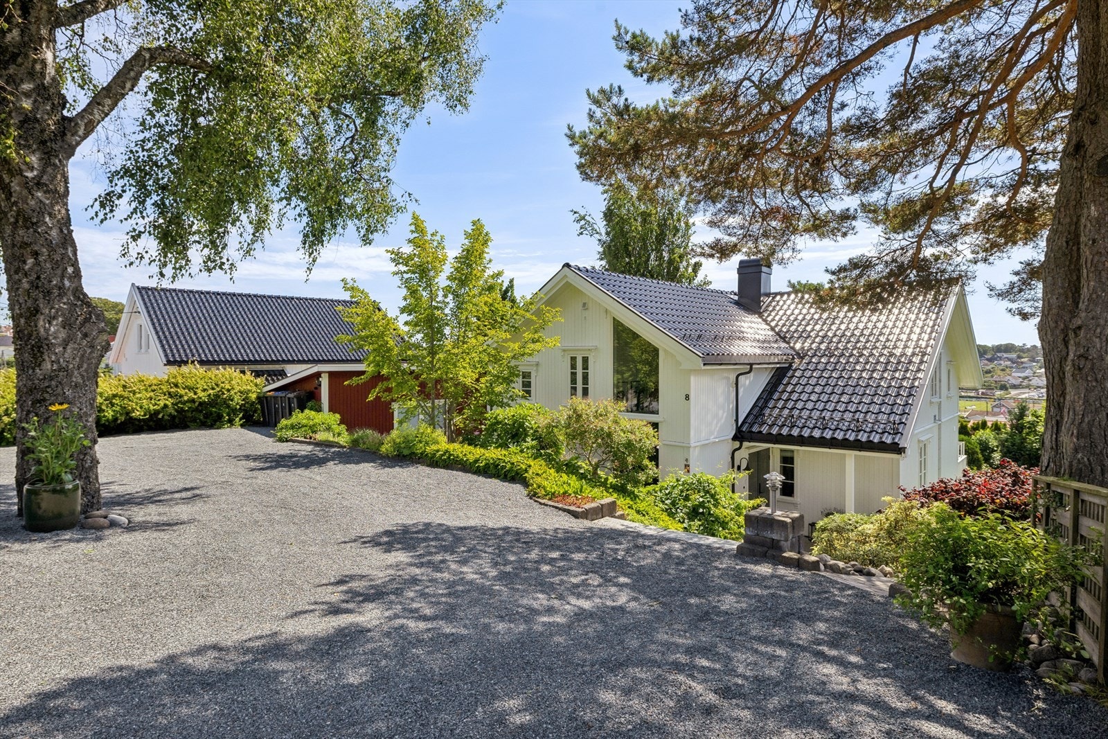 Stor gårdsplass med god plass til parkering av flere biler. Det er tilgang til elbillader. Galleribilde