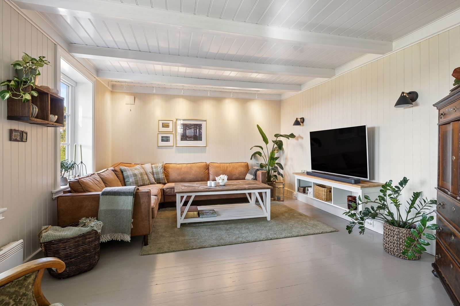 Hovedstuen har god plass til en stor sofagruppe og flere møbleringsmuligheter. Galleribilde