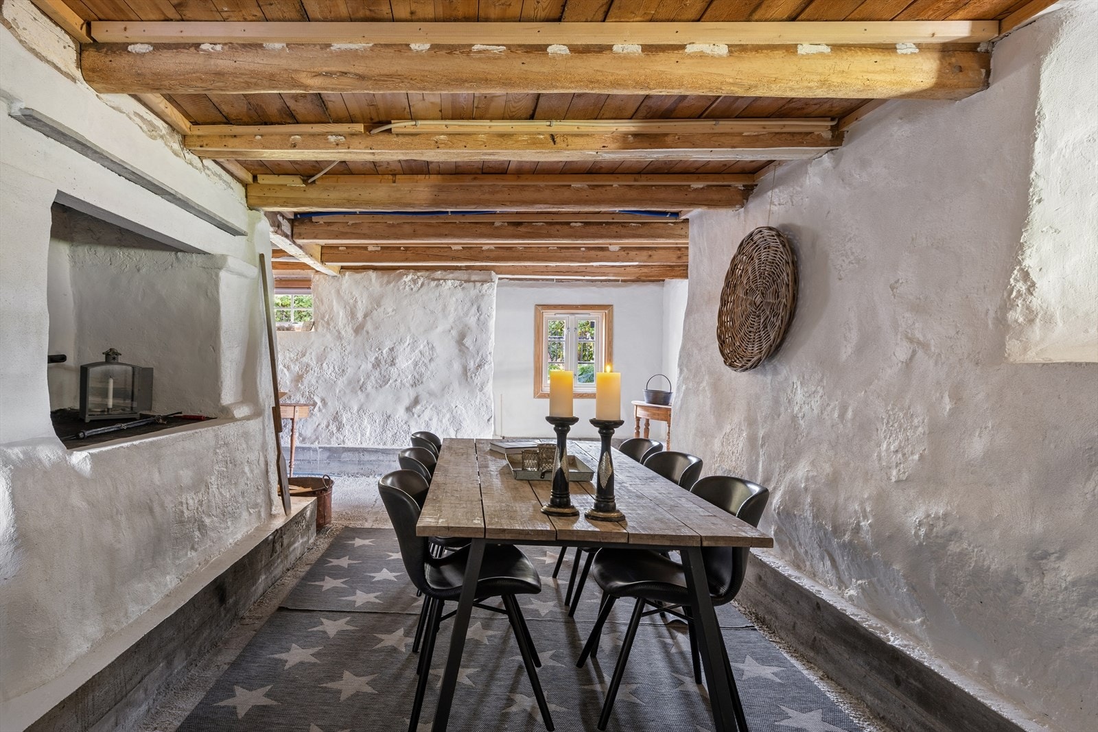 Innredet kjellerrom med en original bakerovn og murvegger. Galleribilde