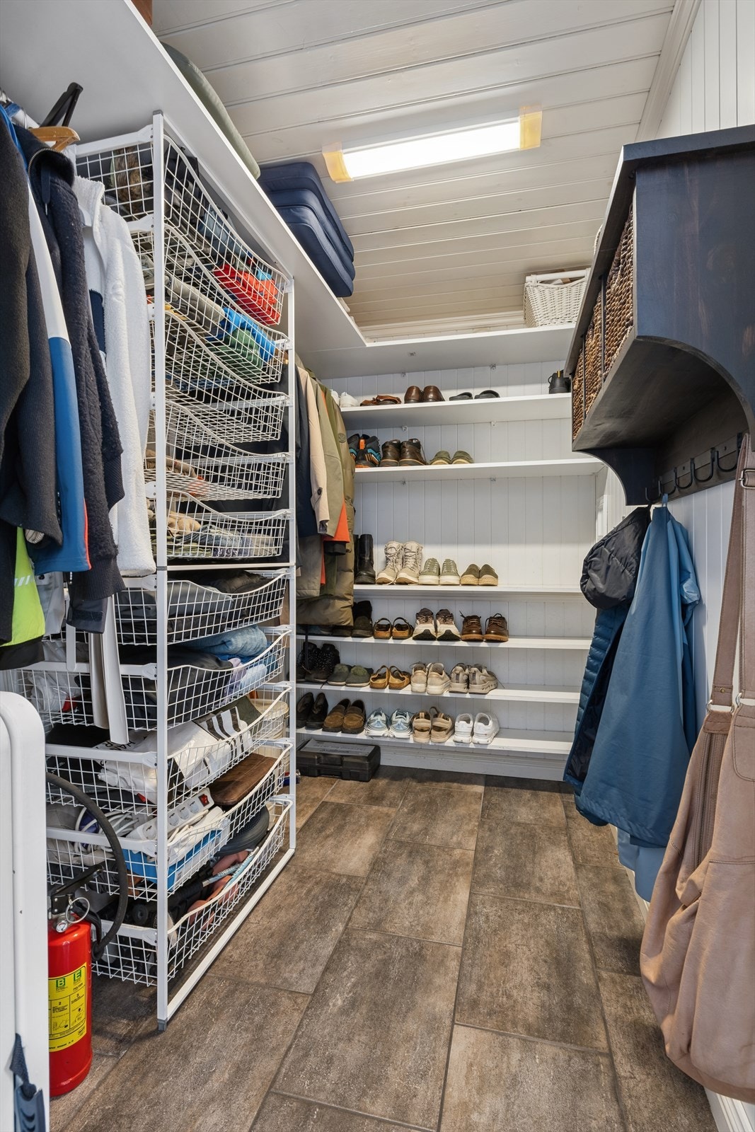 Praktisk garderobe med tilgang fra entré i første etasje med gode oppbevaringsløsninger. Galleribilde