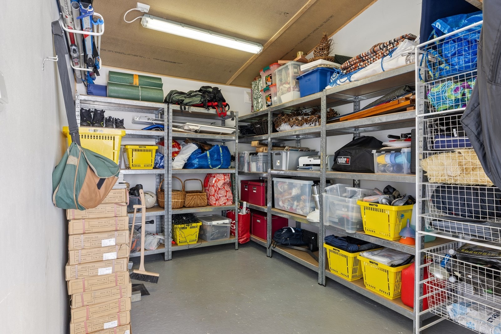 Frittstående bod ('Bu') på 18 m², oppført i 2014, gir rikelig med lagringsplass. Galleribilde