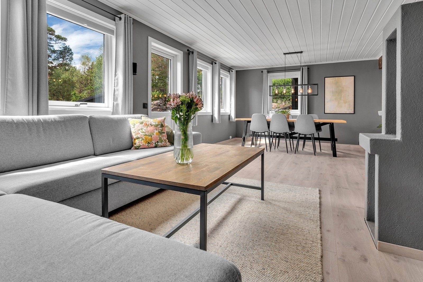 God plass til sofagruppe samt tilhørende møblement Galleribilde