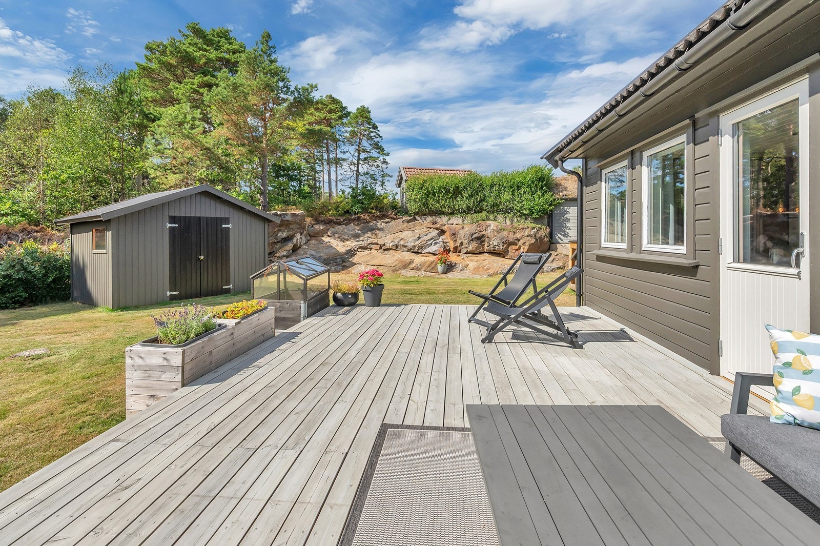Stor terrasse med god plass til utemøblement og direkte adkomst til hagen Galleribilde