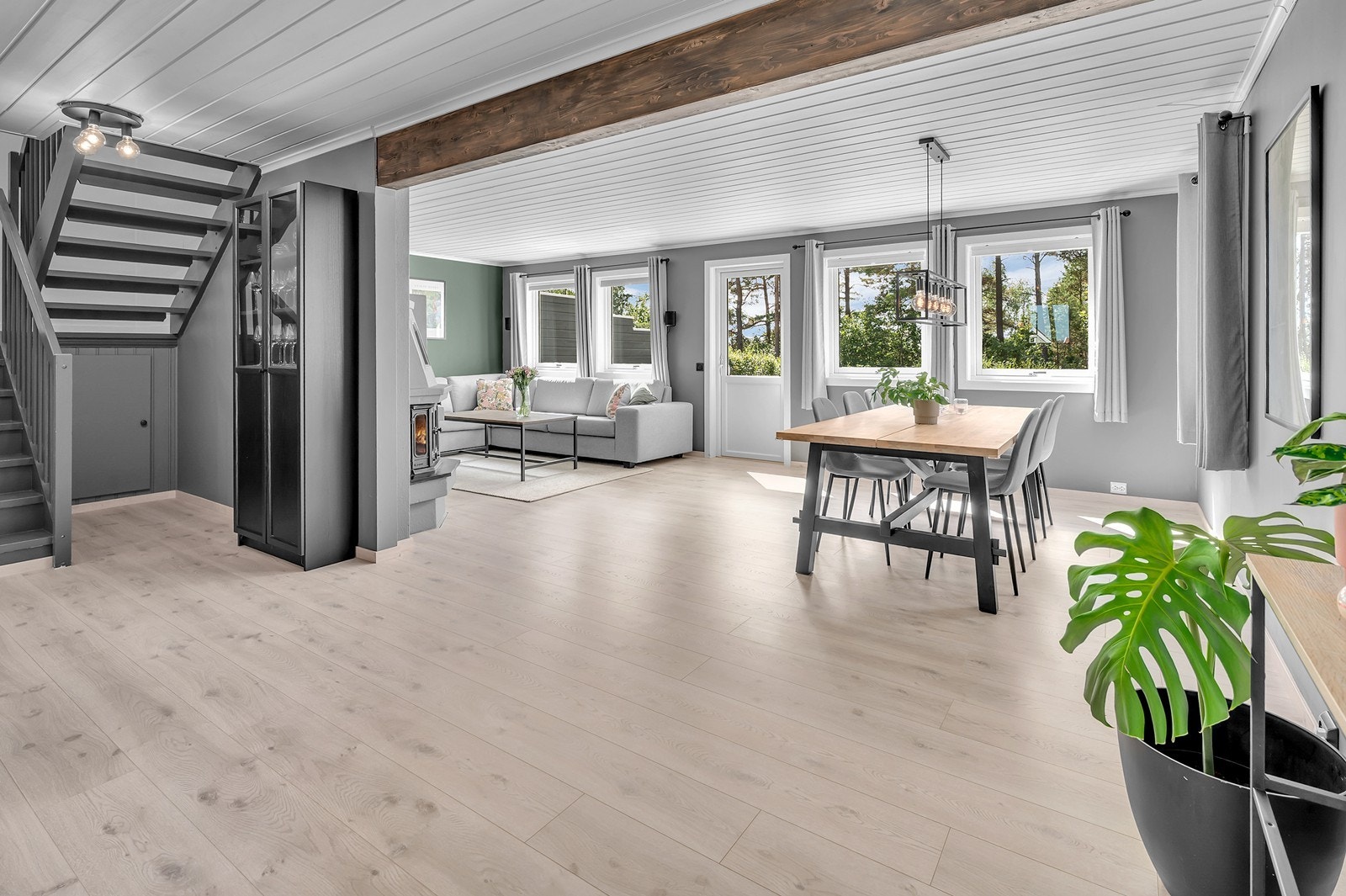 Stuen har store vindusflater som gir godt med naturlig lysinnslipp samt utgang til terrasse Galleribilde