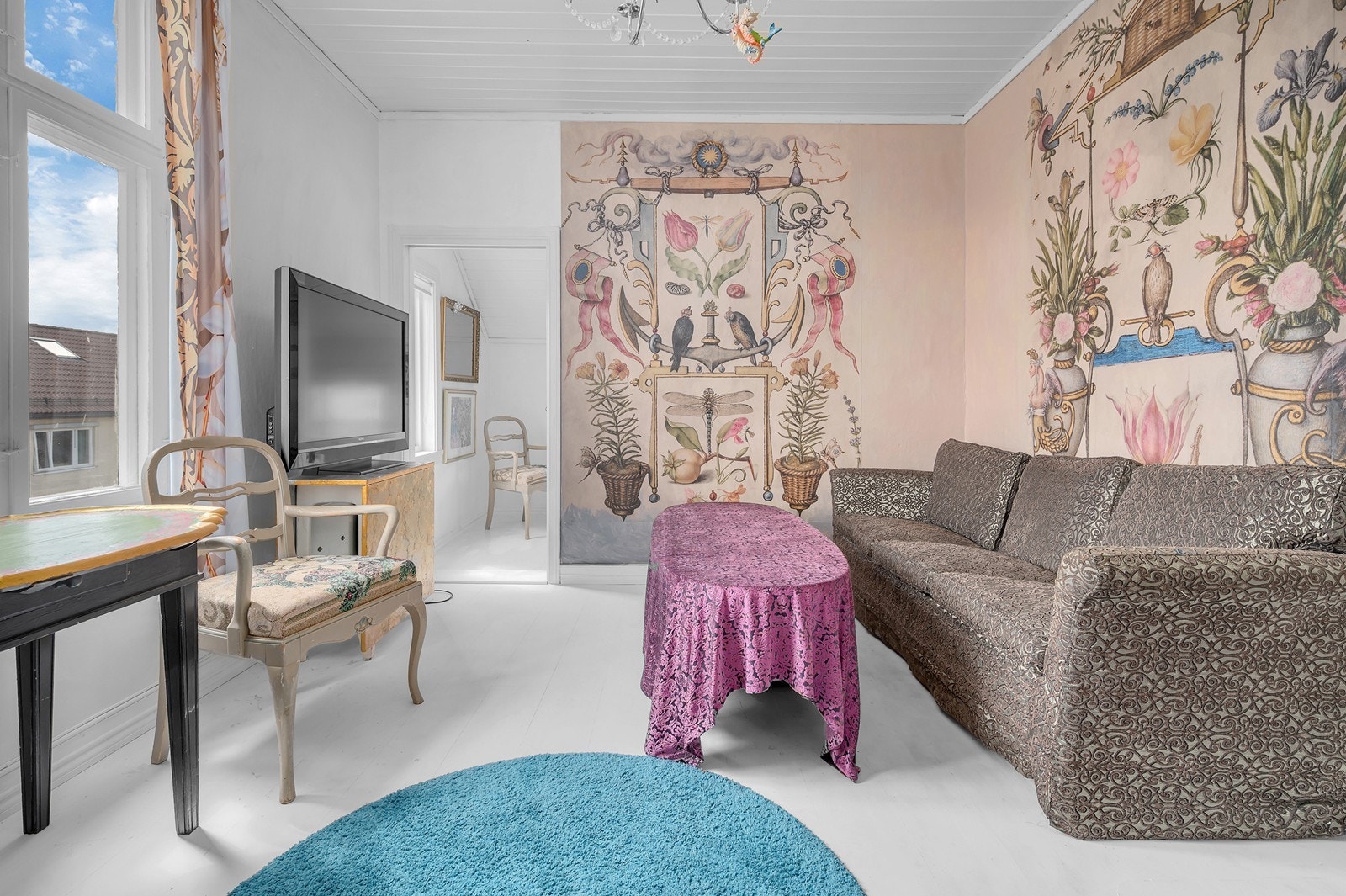 Stue med plass til sofagruppe samt tilhørende møblement Galleribilde