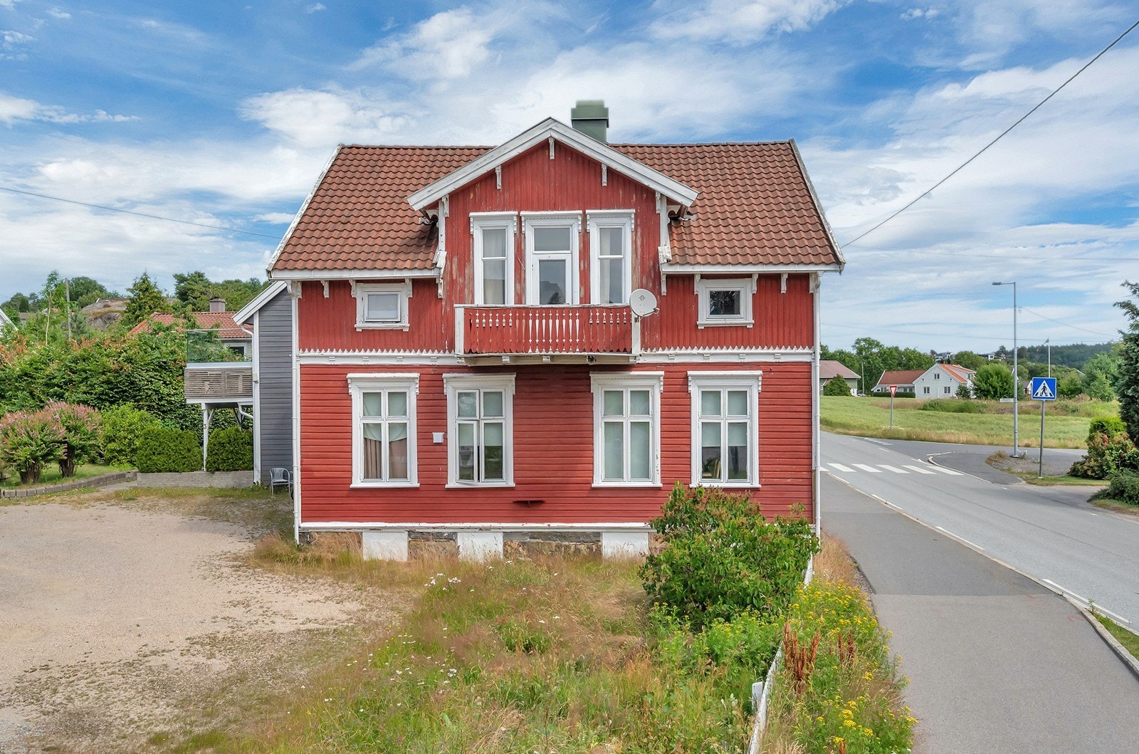 En biloppstillingsplass på felles tomt Galleribilde