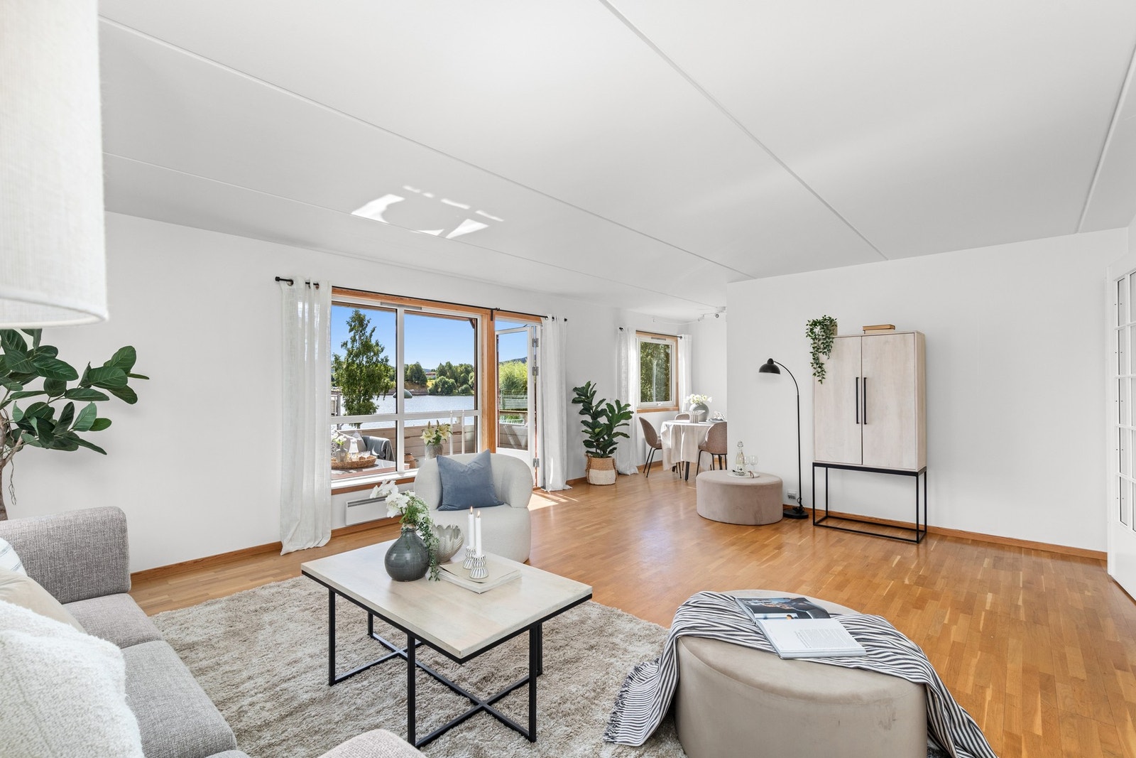 Stor stue med store vinduer og godt med lys inn Galleribilde