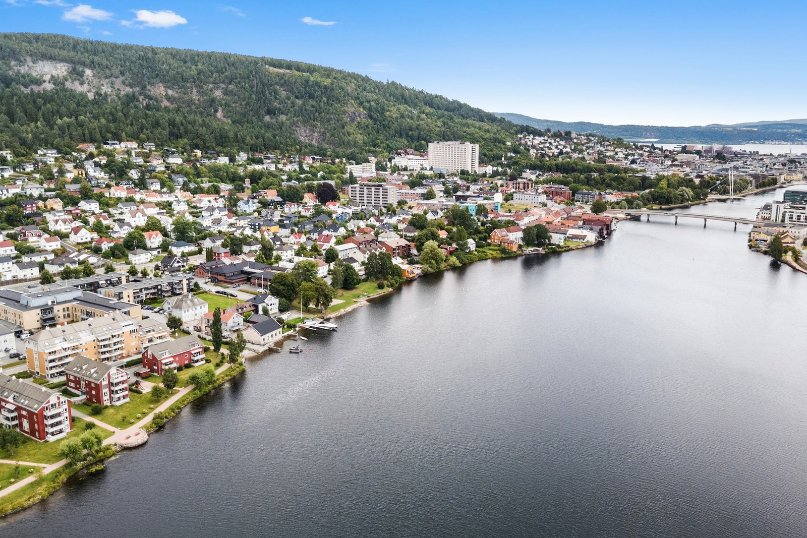 Turveien tar deg langs elva og helt ned til byen Galleribilde