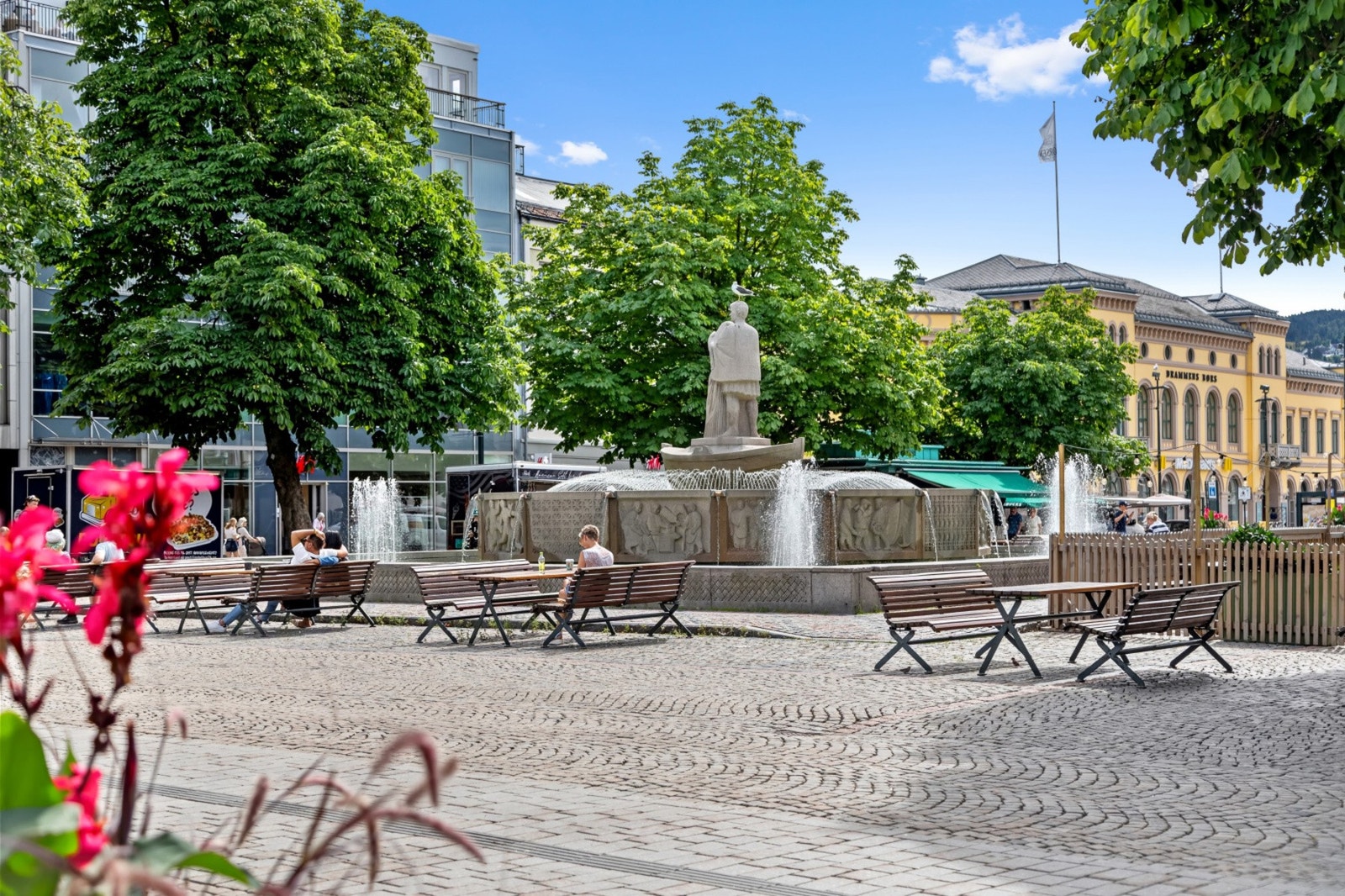 Omlag 15 minutters gange til Drammen sentrum og kort avstand til togstasjon Galleribilde